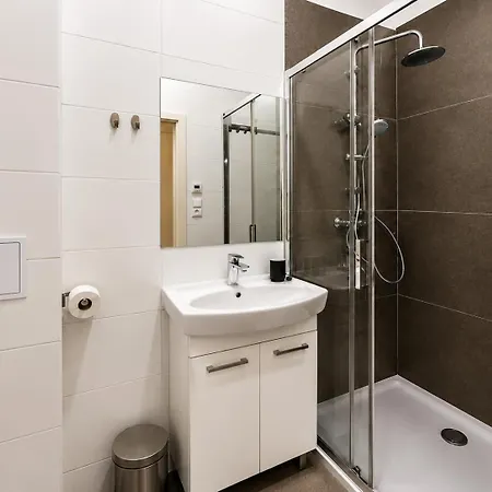 Cozy Near Andel Metro Station פראג