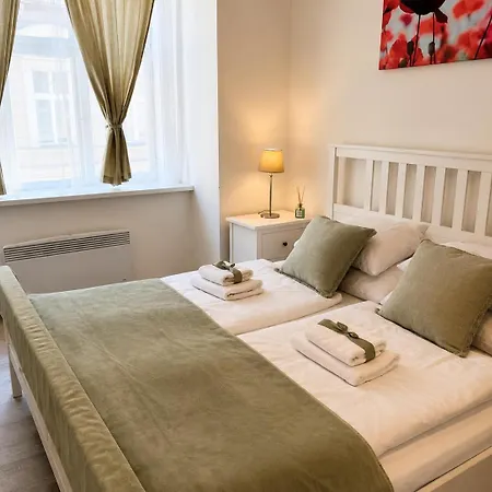 Cozy Near Andel Metro Station דירה *