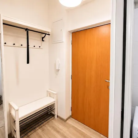 Cozy Near Andel Metro Station פראג