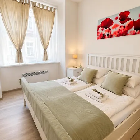 Cozy Near Andel Metro Station פראג